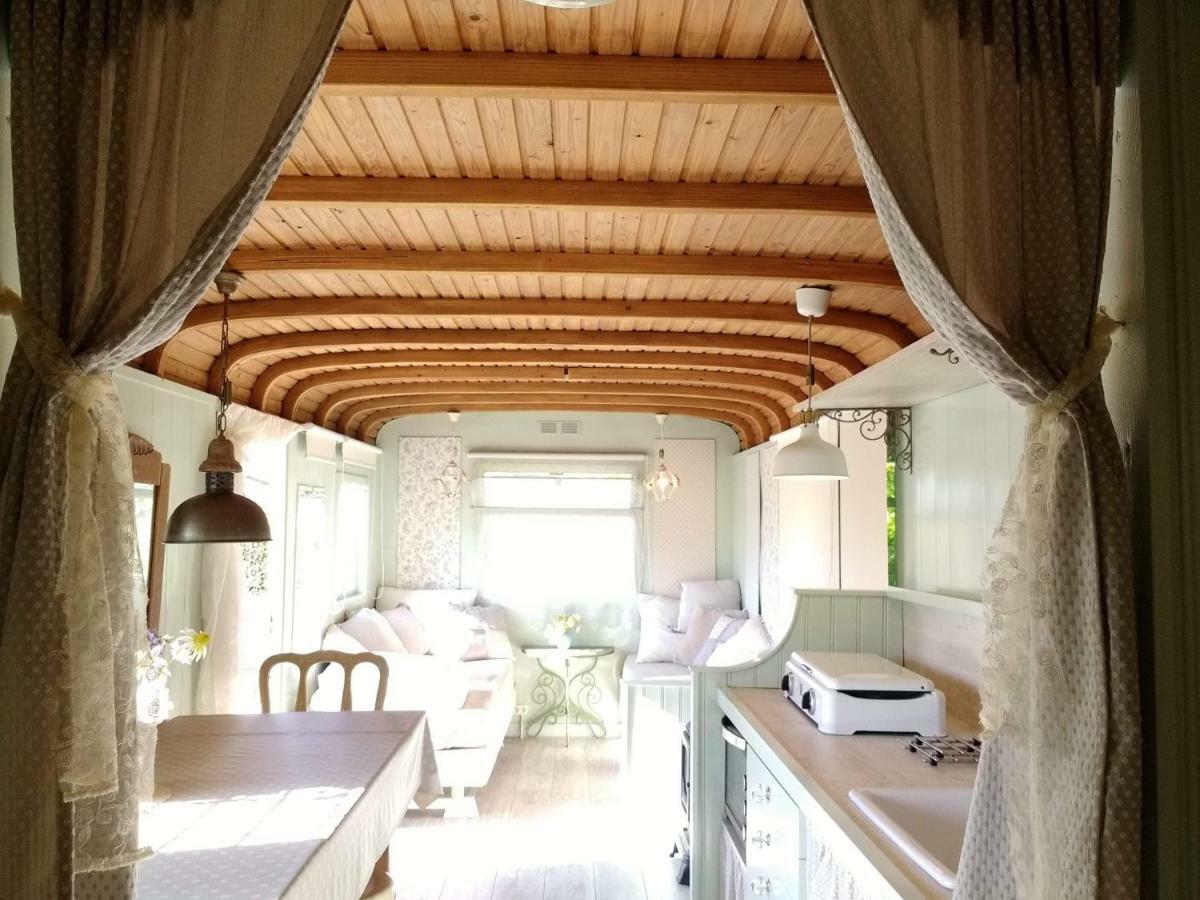 Pipowagen Overnachting Het Houten Huis ซัลต์โบมเมล ภายนอก รูปภาพ