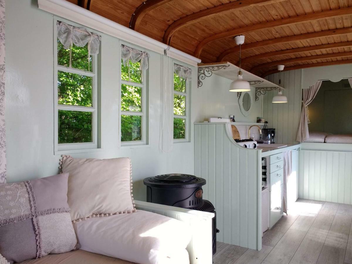 Pipowagen Overnachting Het Houten Huis ซัลต์โบมเมล ภายนอก รูปภาพ